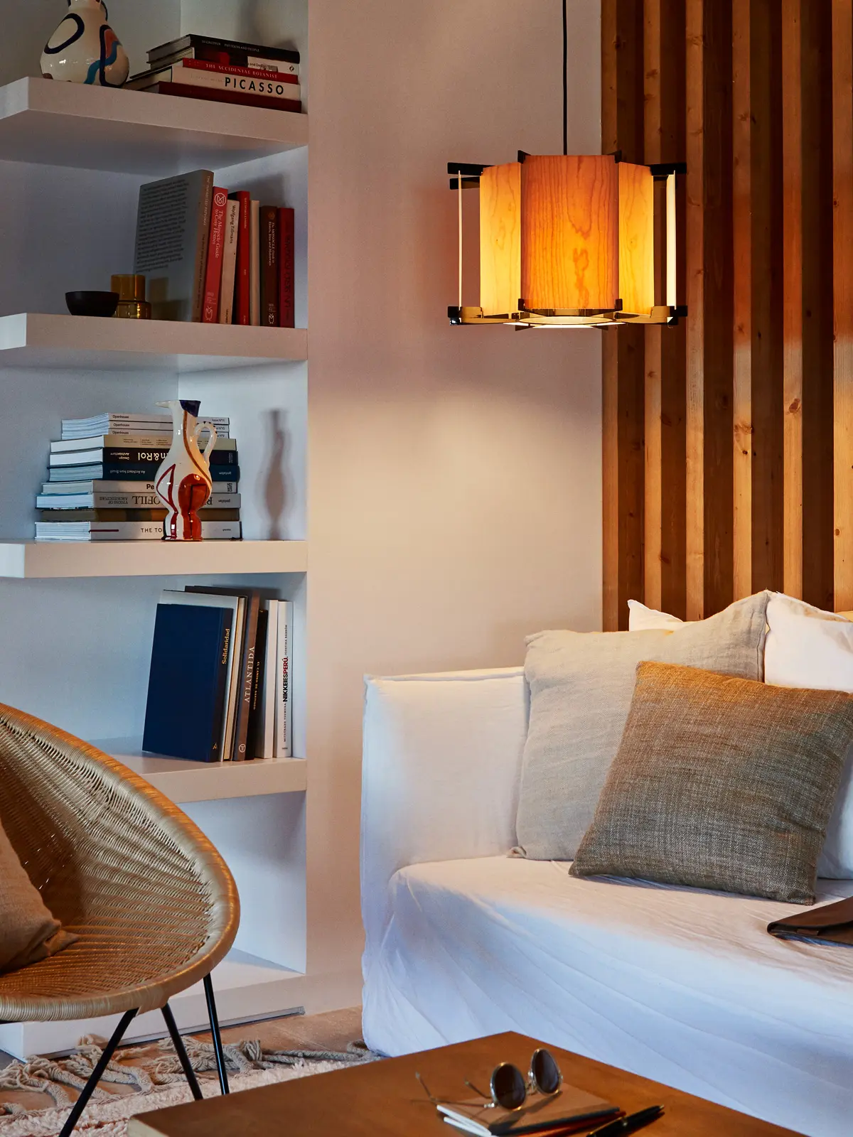 Lampe aus Kirschholz Wohnzimmer Marset MVV Holzleuchte DesignOrt Lampen Onlineshop Berlin