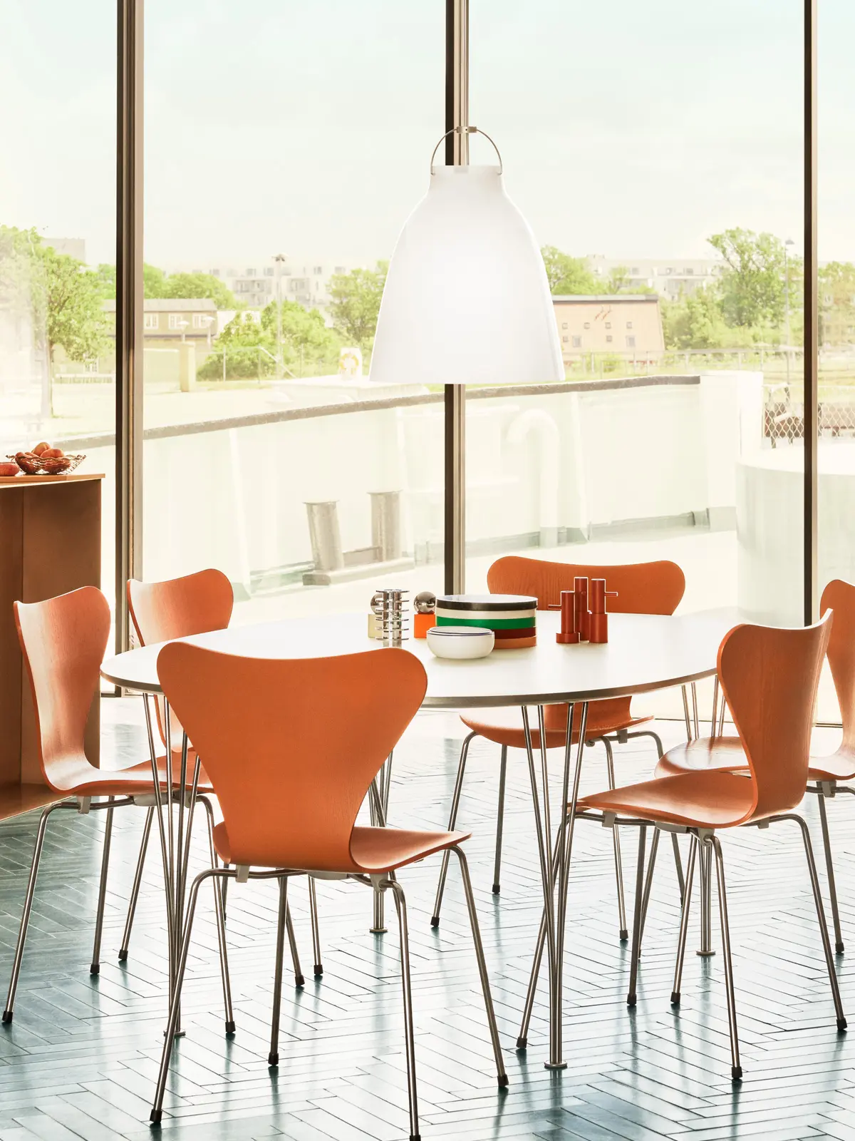 Glaslampe über Tisch DesignOrt Blog: Best of Trend - Caravaggio Opal Republic of Fritz Hansen DesignOrt Berlin