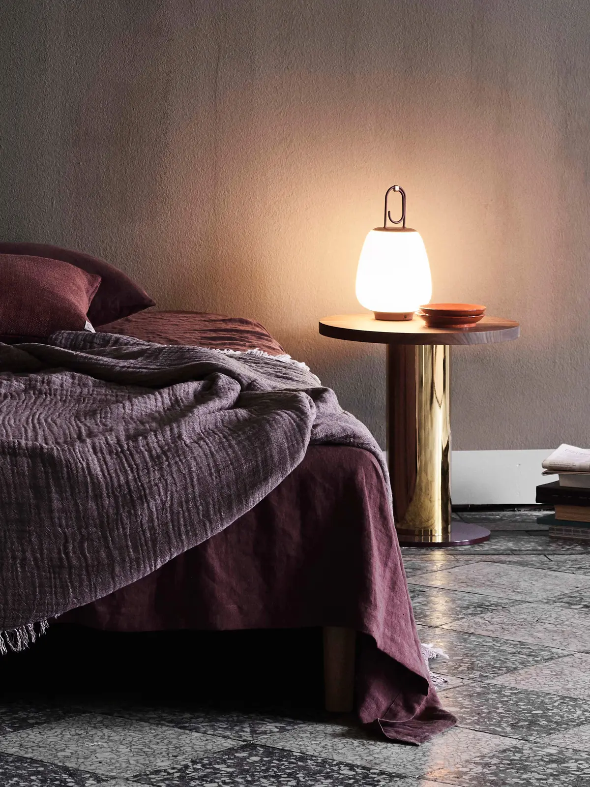 Akkuleuchte neben Bett Designer im Portrait: Space Copenhagen Lucca SC51 Portable Lampe Akku Frandsen DesignOrt Onlineshop Lampen Berlin