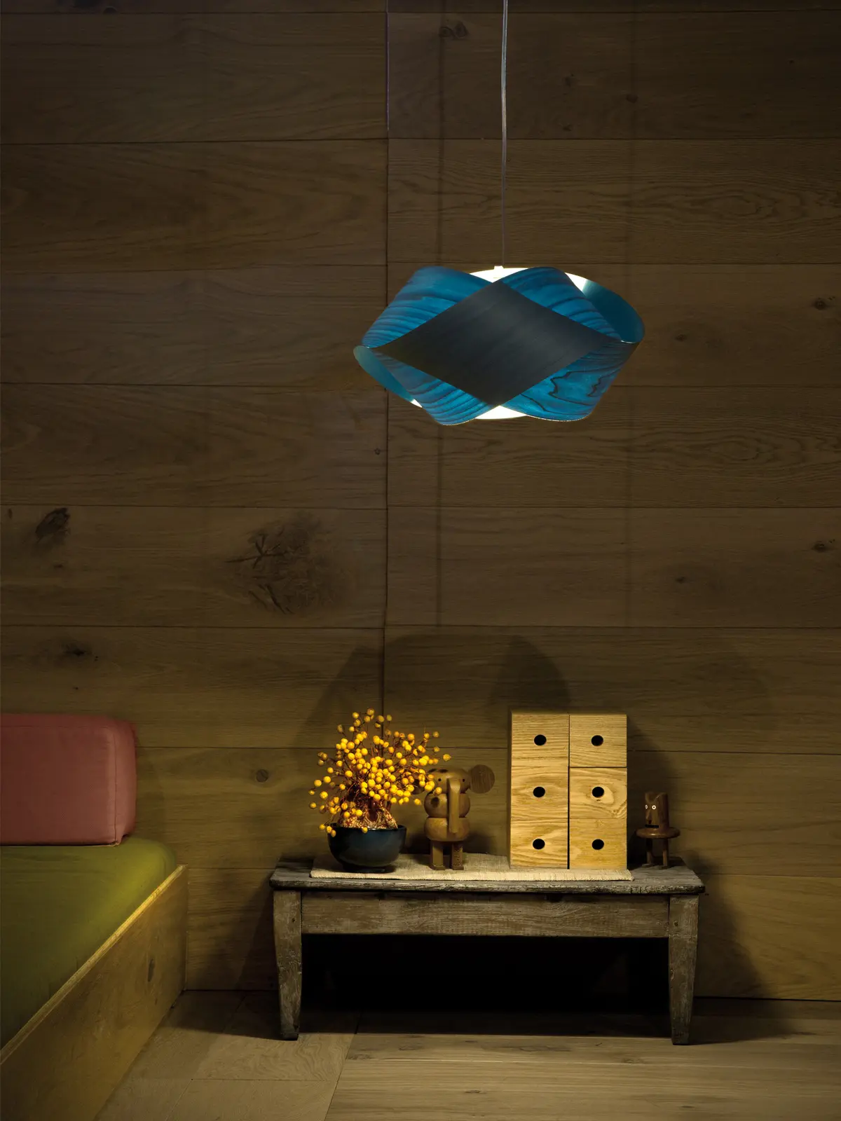 Nut LZF Pendelleuchte - kleine Designerleuchte aus Furnierholz von LZF Lamps - Lampe am Bett