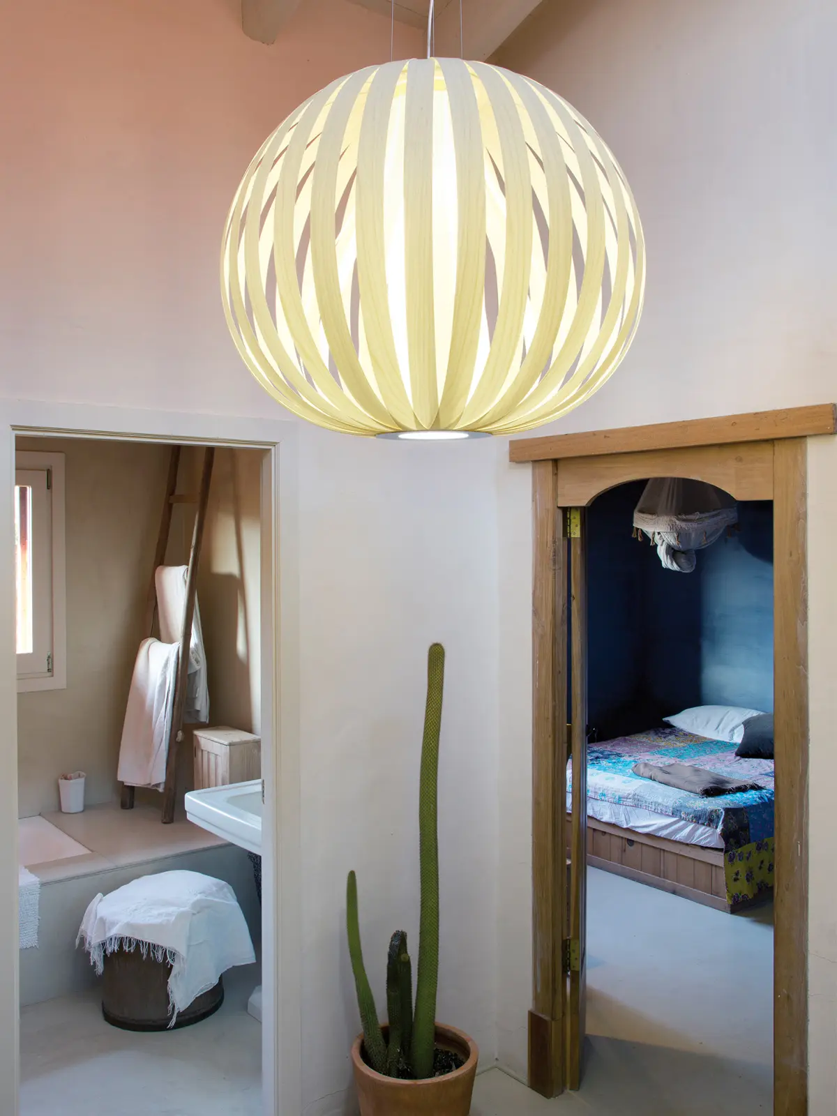 Holzleuchte im Flur DesignOrt Blog: Poppy Pendelleuchte LZF Lamps