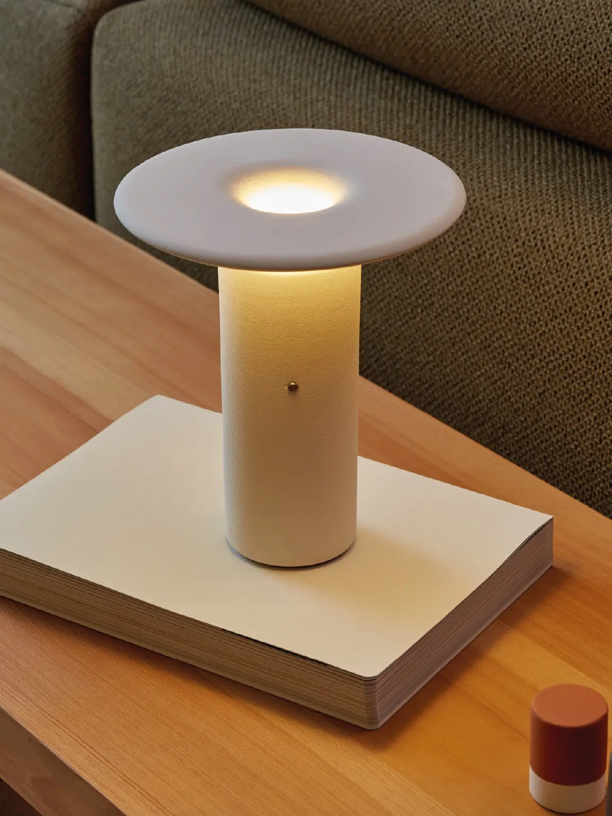 Tischlampe Pott DesignOrt Blog: Tischleuchte aufladbar Nais von Pott aus Keramik