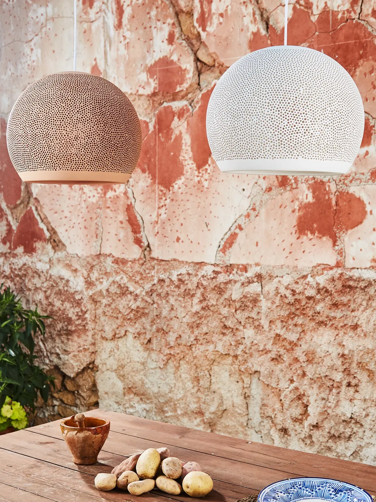 Hängelampen aus Keramik über Holztisch Lampenschirme X Mal Anders - SpongeUp Terrakotta und Weiß Pott Leuchten aus Keramik DesignOrt Berlin Lampen