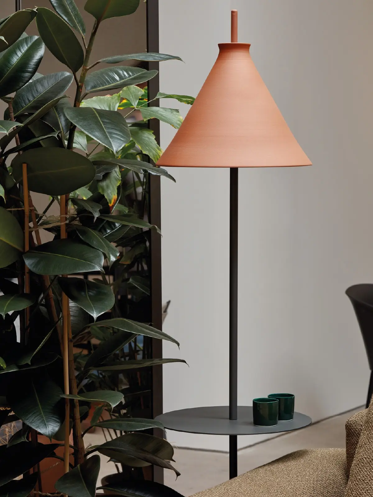 Stehlampe mit Ablage und Schirm aus Keramik DesignOrt Lampenblog Totana Floor Pott Keramik Lampe DesignOrt Berlin Onlineshop