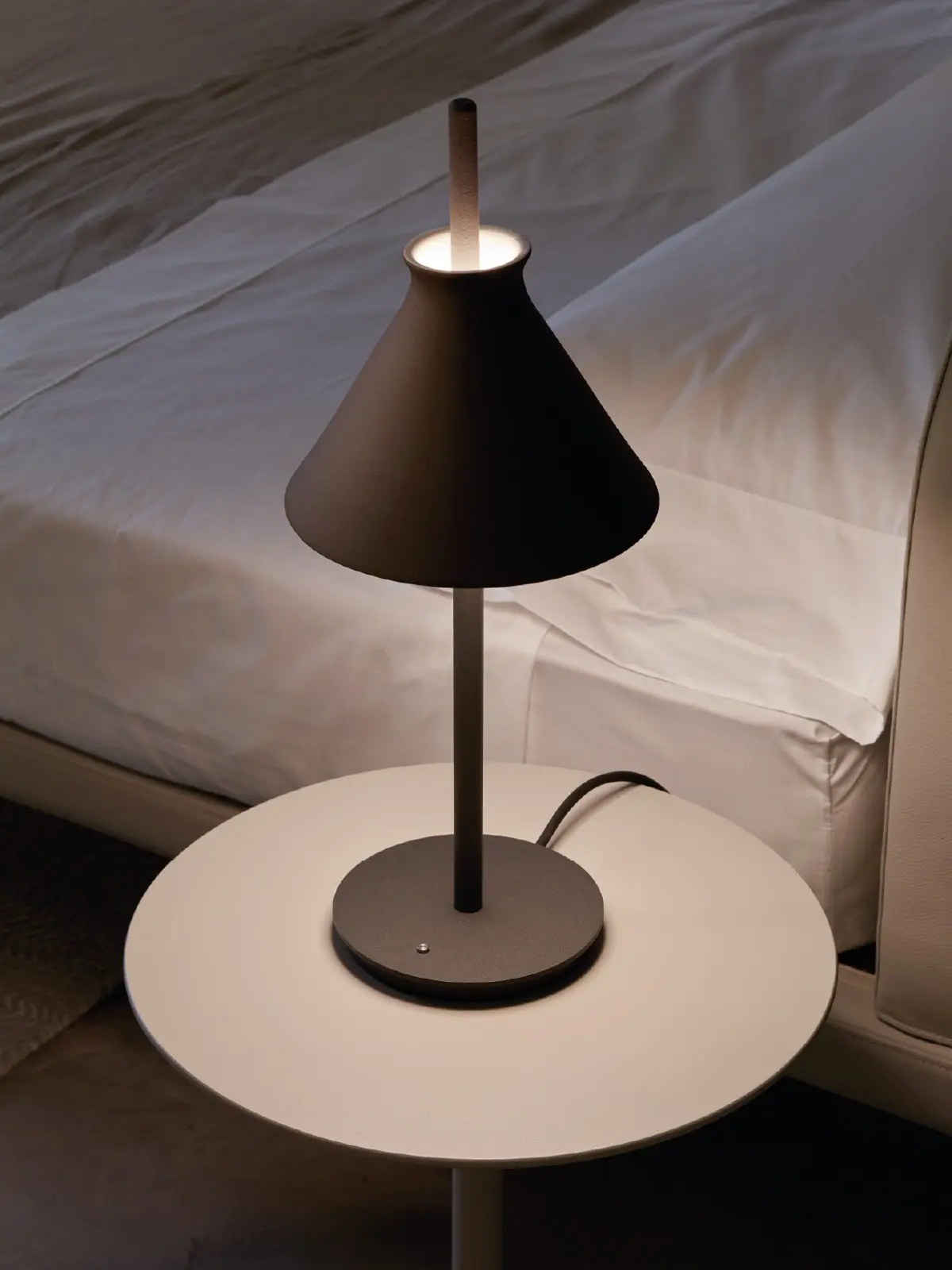 schwarze Tischlampe Keramik Pott DesignOrt Blog: Tischleuchte Totana Table Pottery Project