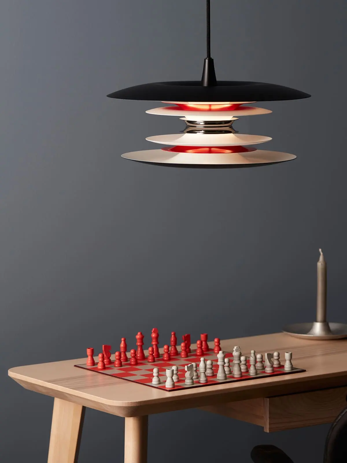 Lampe aus Metall über Tisch DesignOrt Lampen Blog: Diablo Lampenfamilie - Pendelleuchte Diablo in Schwarz und Rot von Belid