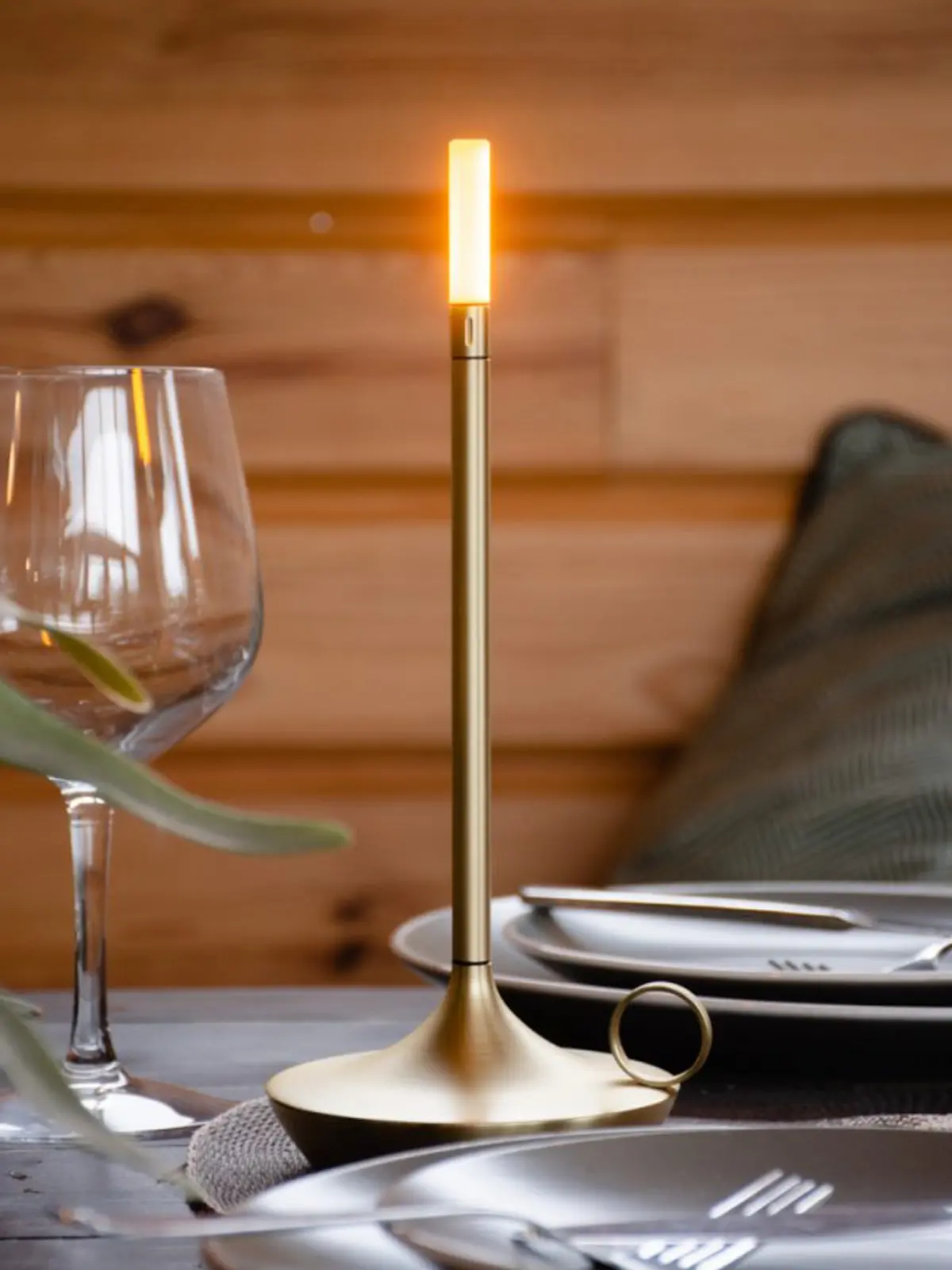 Tischlampe wie Kerze Graypants Wick DesigNOrt Blog: Tischleuchte Wick tragbare Akkuleuchte