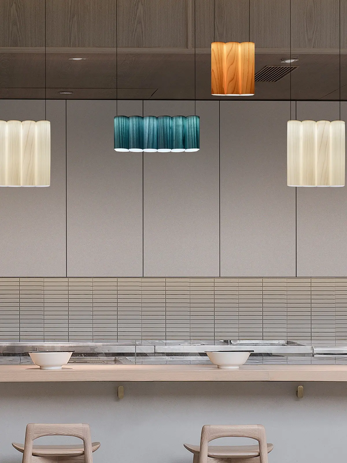 Holzleuchten über Tisch Tomo Lang & Tomo Tall spanische Holzleuchten mit Diffusor Designort Leuchten Berlin