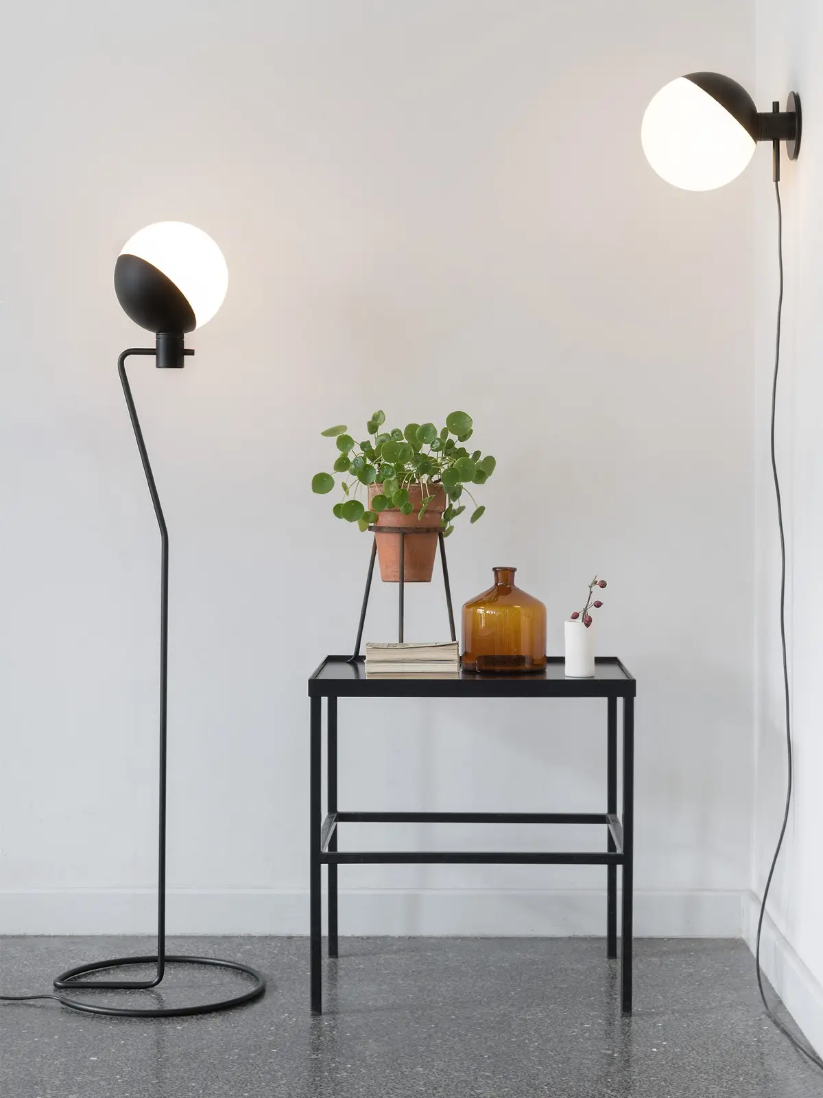 Stehlampe und Wandlampe mit Glasschirm DesignOrt Blog: Baluna Lampenfamilie Stehleuchte und Wandleuchte Grupa Products Designort Berlin Lampen Onlineshop