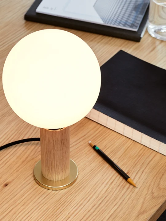 Tischleuchte mit großer Glas Birne Knuckle Table Lamp Holz Tala DesignOrt Berlin Lampen