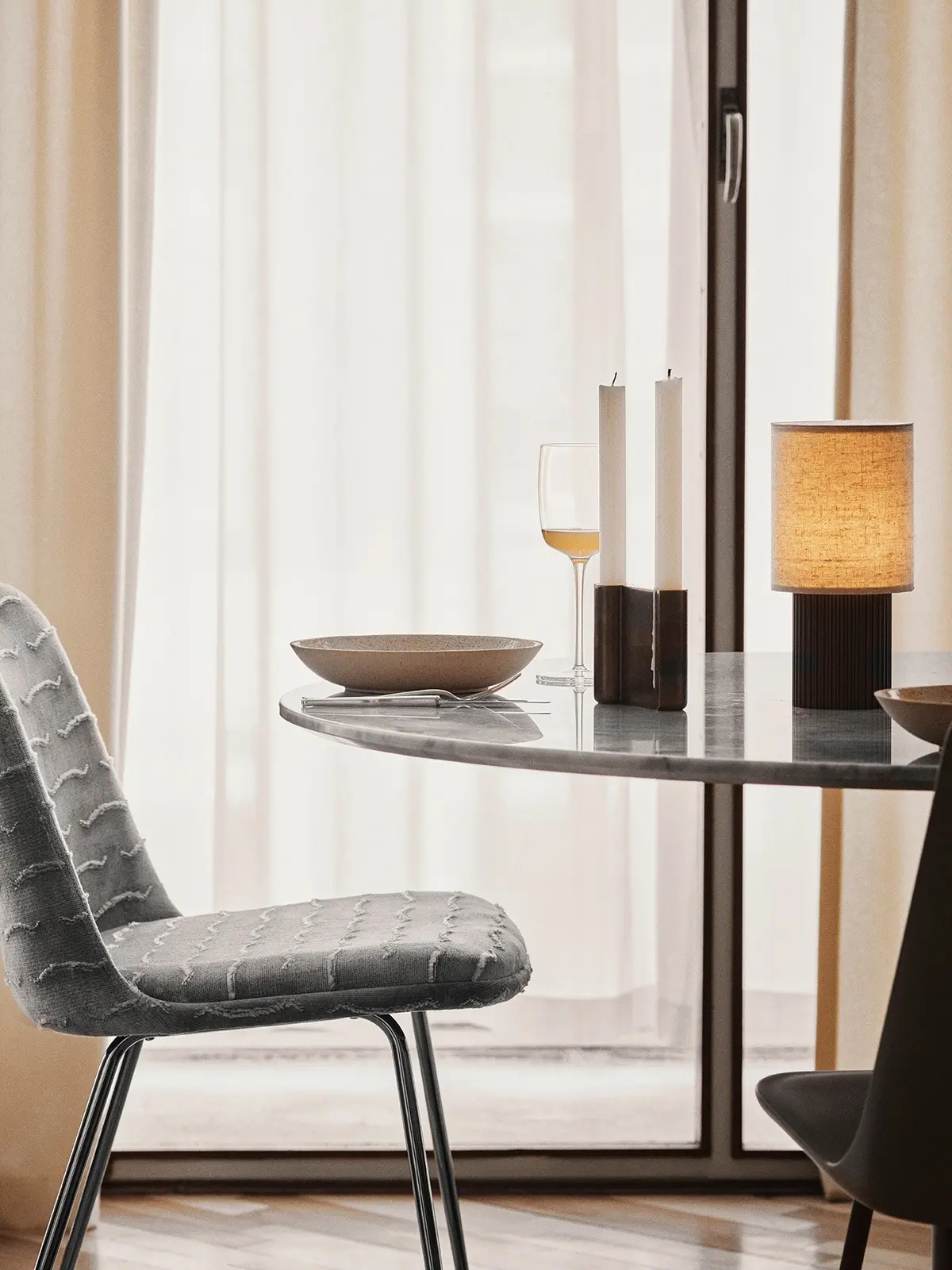 Akkuleuchte auf Tisch DesignOrt Blog: Designer im Portrait: Space Copenhagen &tradition Manhattan SC52 Akkuleuchte Tischlampe zum Aufladen DesignOrt Onlineshop Lampenladen Prenzlauer Berg Berlin