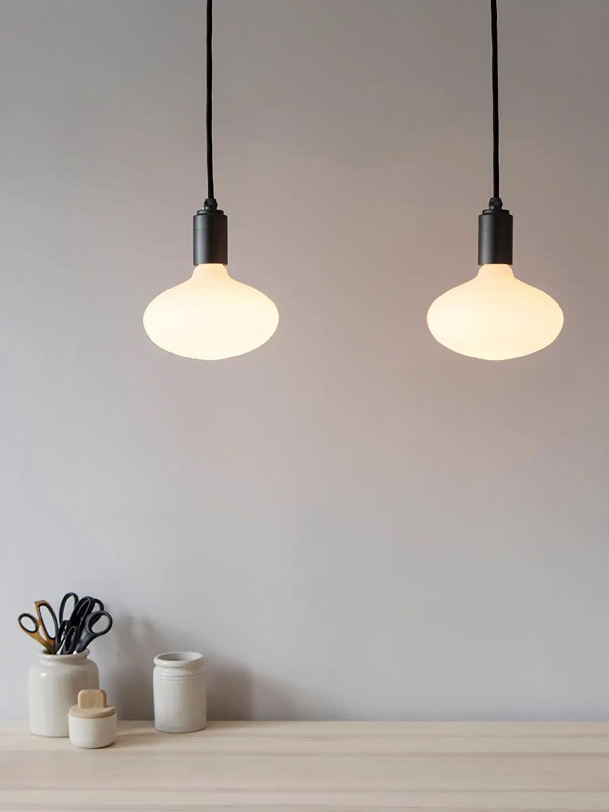 Glühbirne in Fassung Tala DesignOrt Blog: Porzellan Leuchtmittel Tala Glühbirne weiß DesignOrt Licht Lampen Leuchten Onlinehop Berlin