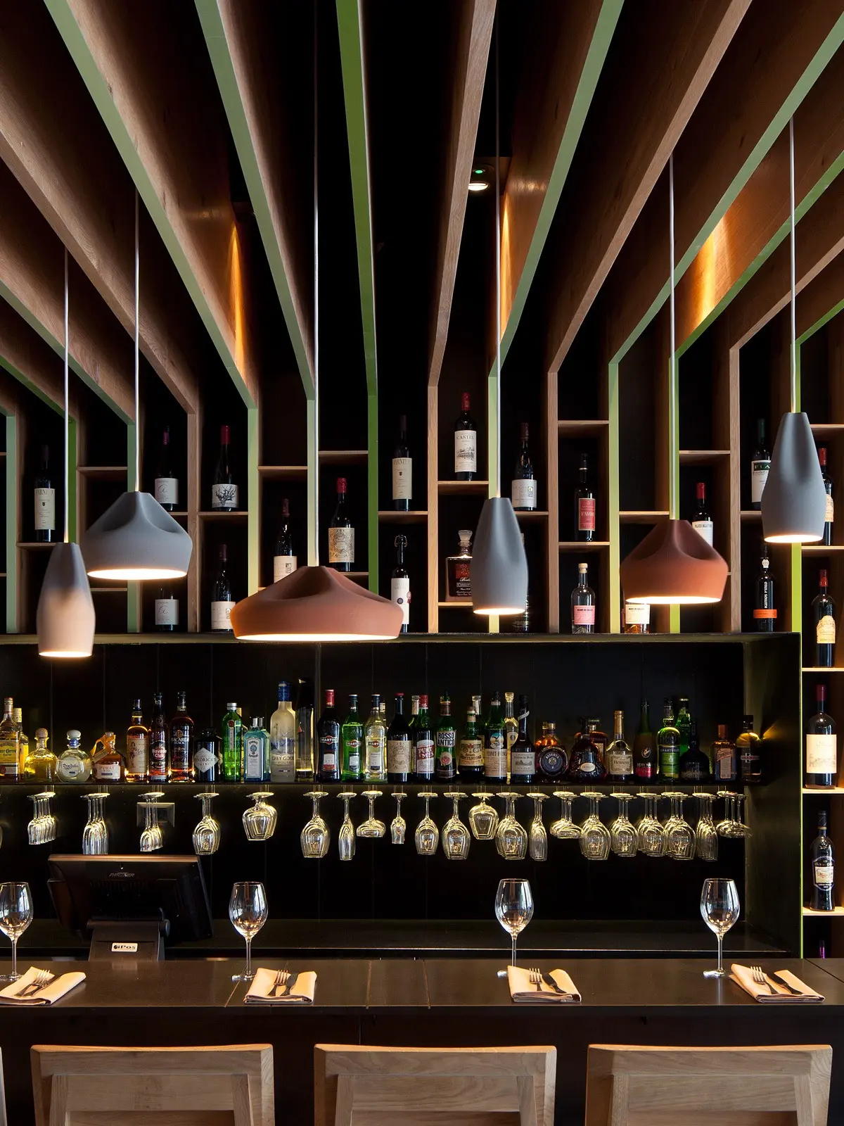 Leuchten aus Keramik über Bar DesignOrt Blog: Designerleuchten für Theke und Tresen