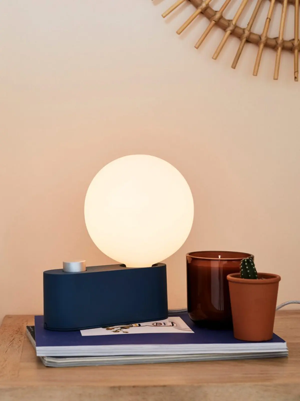 Blaue Lampe mit rundem Glasschirm DesignOrt Lampenblog: Farbtrends 2021 Tala Alumina Tischlampe mit mundgeblasenem Leuchtmittel DesignOrt Lampen Berlin