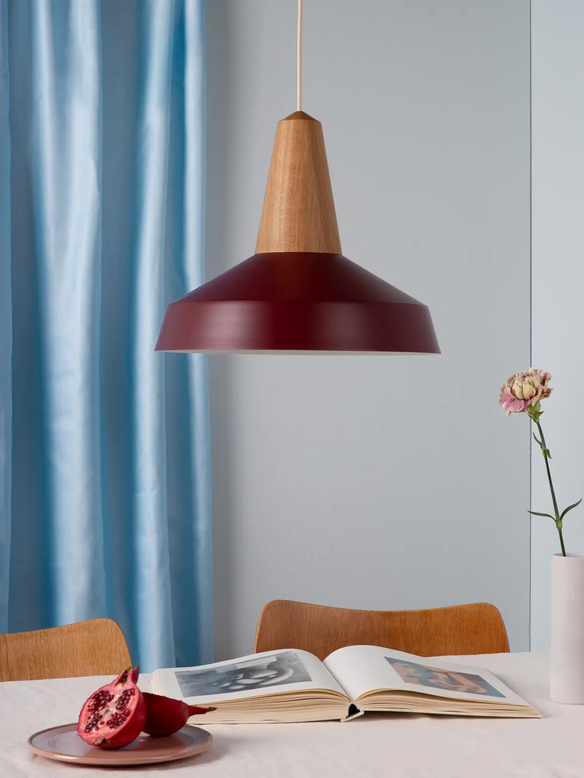 Lampe über Tisch DesignOrt Blog Trendfarben 2021 Schneid Circus in Burgunder