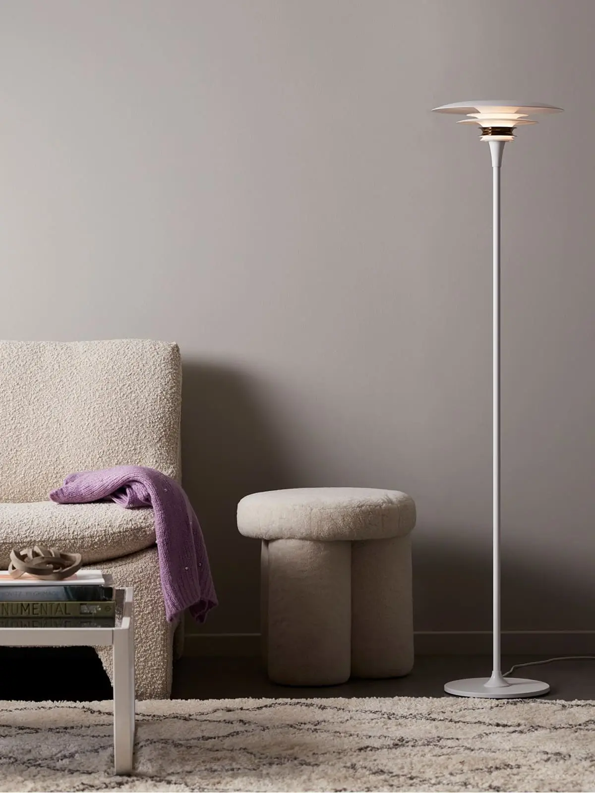 skandinavische Stehlampe neben Couch Designerleuchte Slim Stehlampe Belid DesignOrt Lampen Berlin