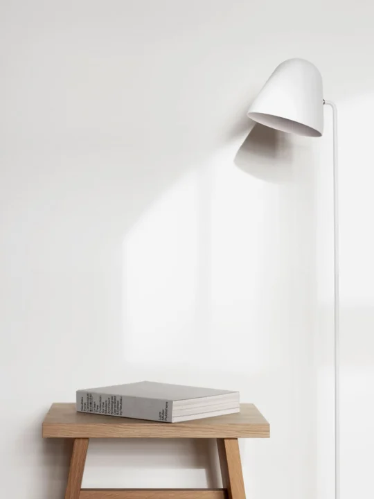 NYTA Tilt S Floor Stehlampe Weiß DesignOrt Leuchten Berlin