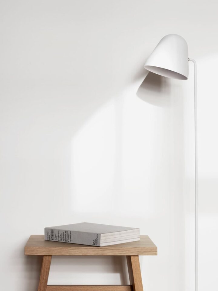 NYTA Tilt S Floor Stehlampe Weiß DesignOrt Leuchten Berlin