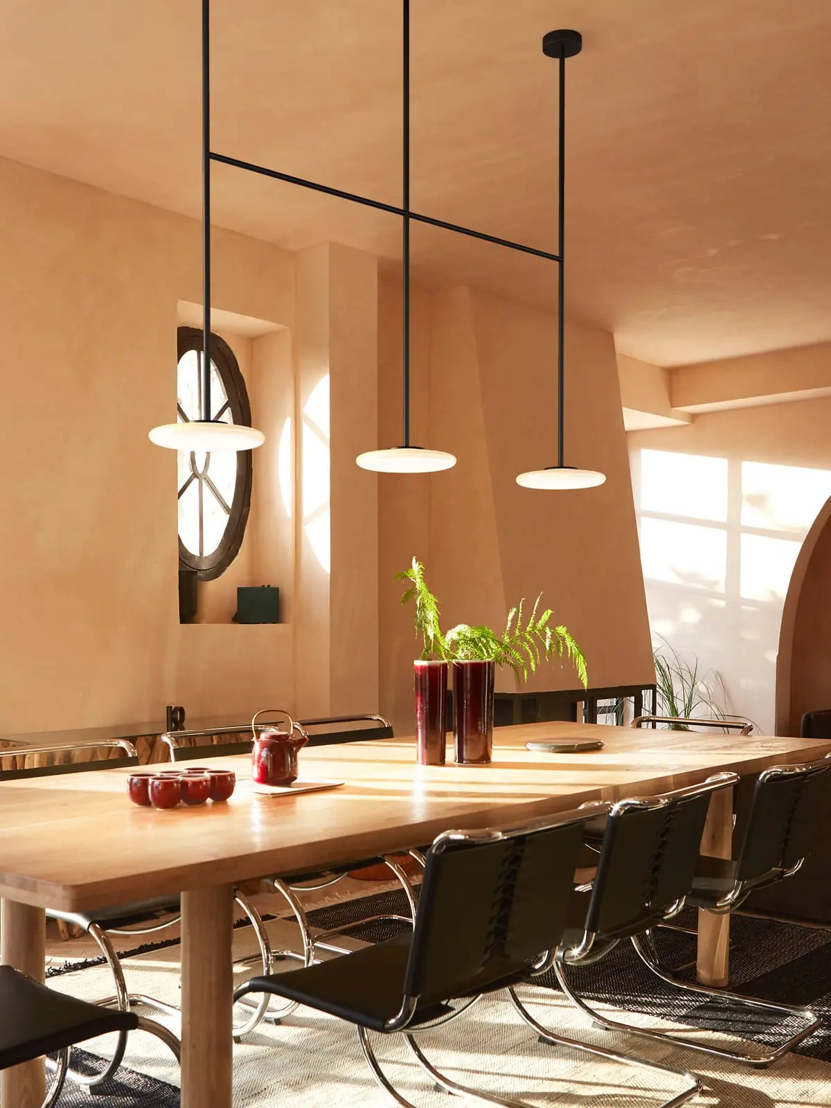 DesignOrt Lampenblog: Mit Pendelleuchten Esstische richtig beleuchten Marset Ihana Leuchte mit Opalglas und Metall