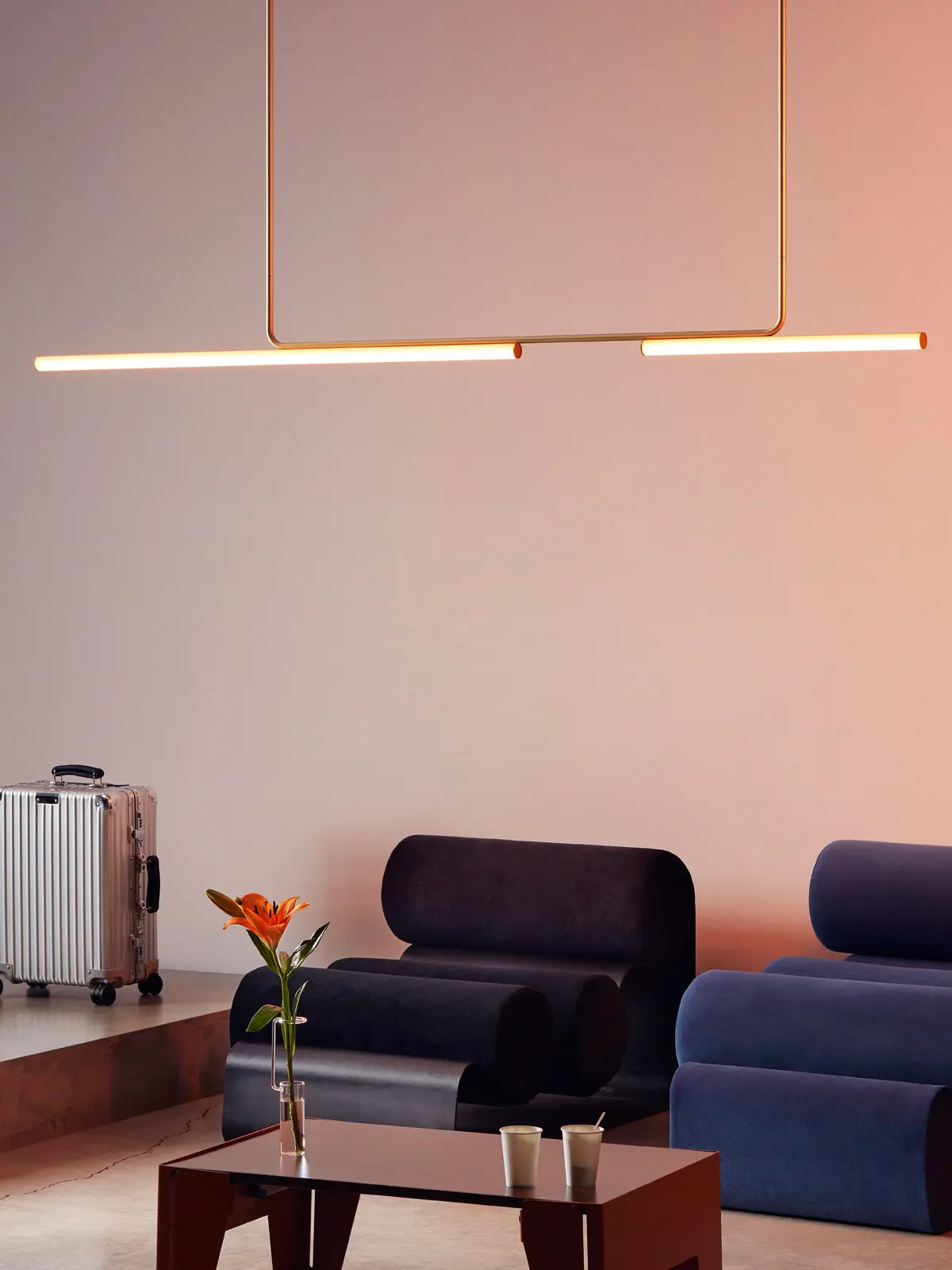 DesignOrt Lampenblog: waagerechte Pendelleuchte Ambrosia von Marset im Eingangsbereich