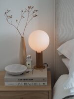 Lampenblog DesignOrt NachttischlampenTala Knuckle Table Lamp Tischlampe mit weißer Glühbirne Tala Designort Lampen Berlin