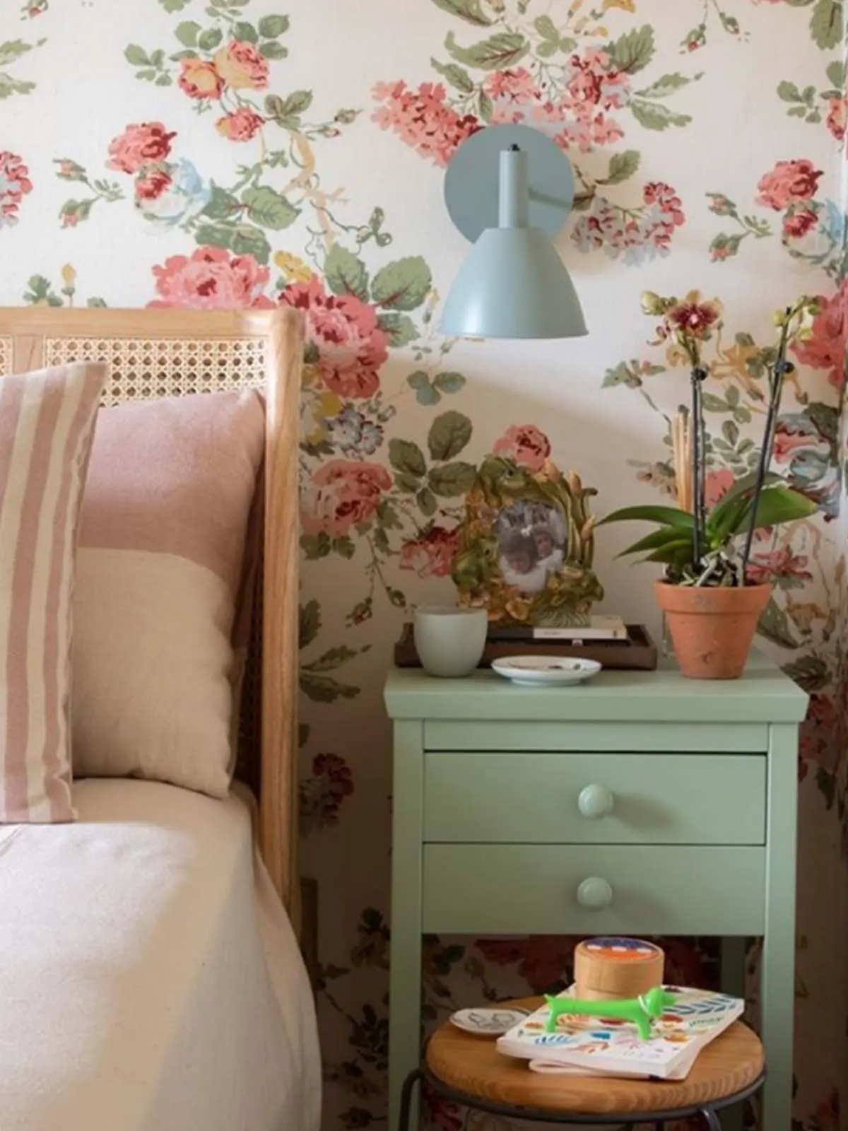 lumini Bauhaus kleine Wandlampe schwenkbar als Beleuchtung am Bett