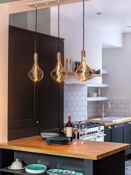 Tala UK Lampe Linear Triple Plate Deckenleiste für Pendel mit getönten Glühbirnen bei DesignOrt