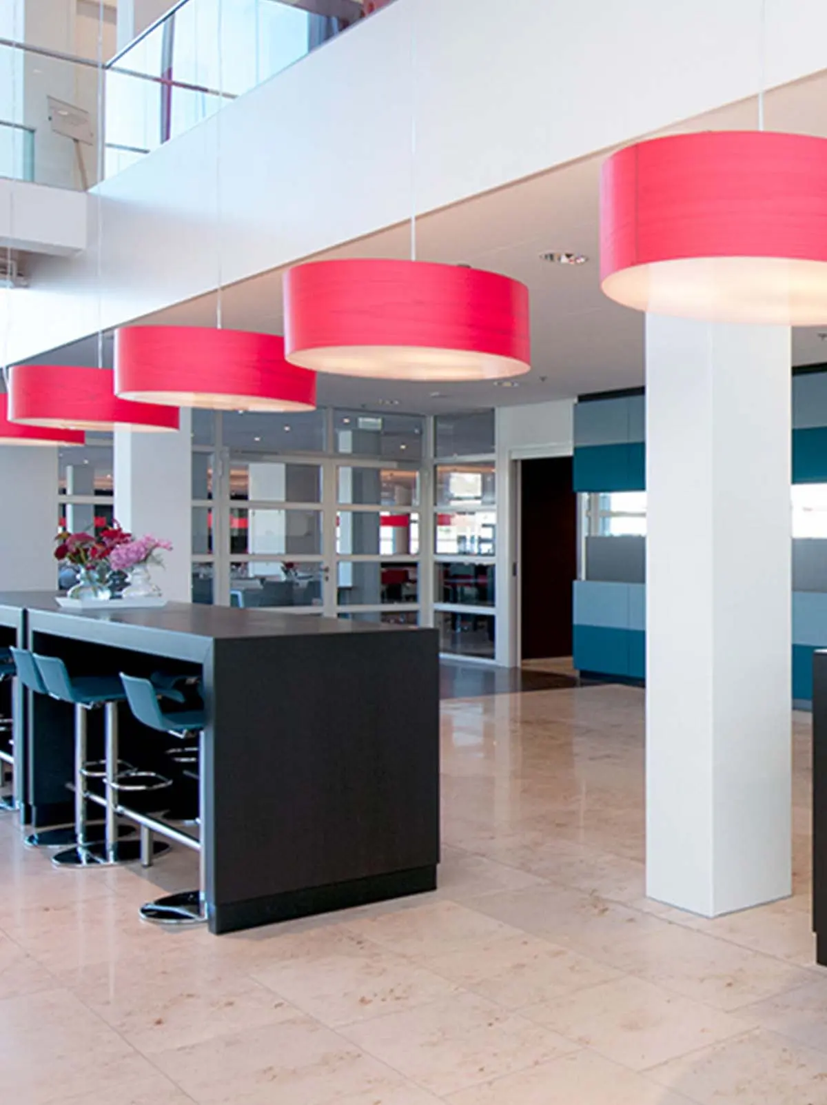 große Holzleuchte mit trommelförmigem Lampenschirm aus Furnierholz LZF Lampe online kaufen