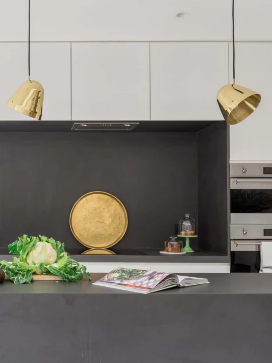 Hängelampe aus Messing massiv - Tilt S Brass von NYTA als Beleuchtung Küche Tresen DesignOrt Onlineshop