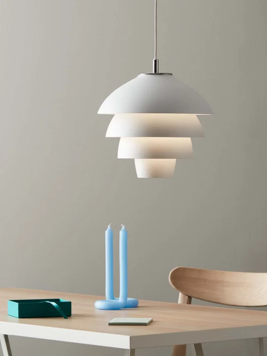 skandinavische Lampe über Tisch Valencia Belid DesignOrt