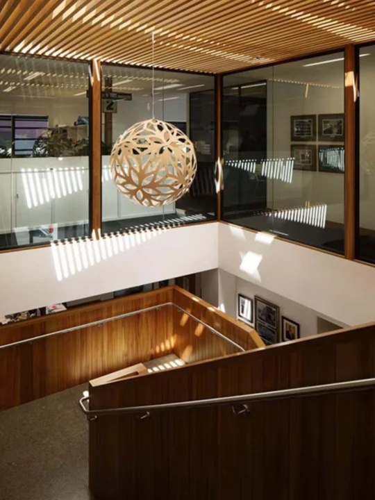 Runde Designerlampe im Flur Bambus Leuchte Trubridge Designort