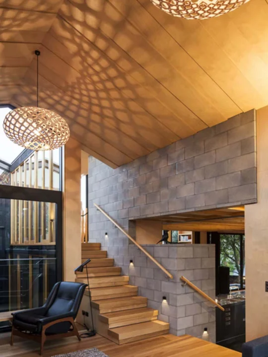 große Pendelleuchte aus Bambus im Flur Kina Trubridge Lampe