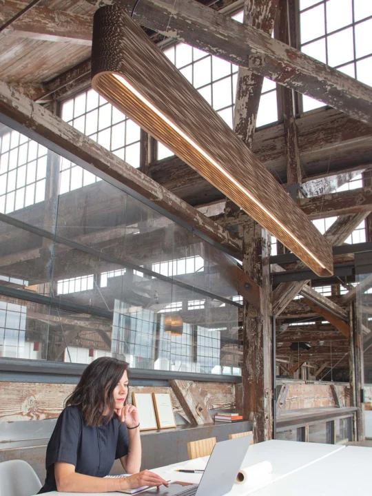 große waagerechte Pendelleuchte Graypants über Arbeitstisch DesignOrt