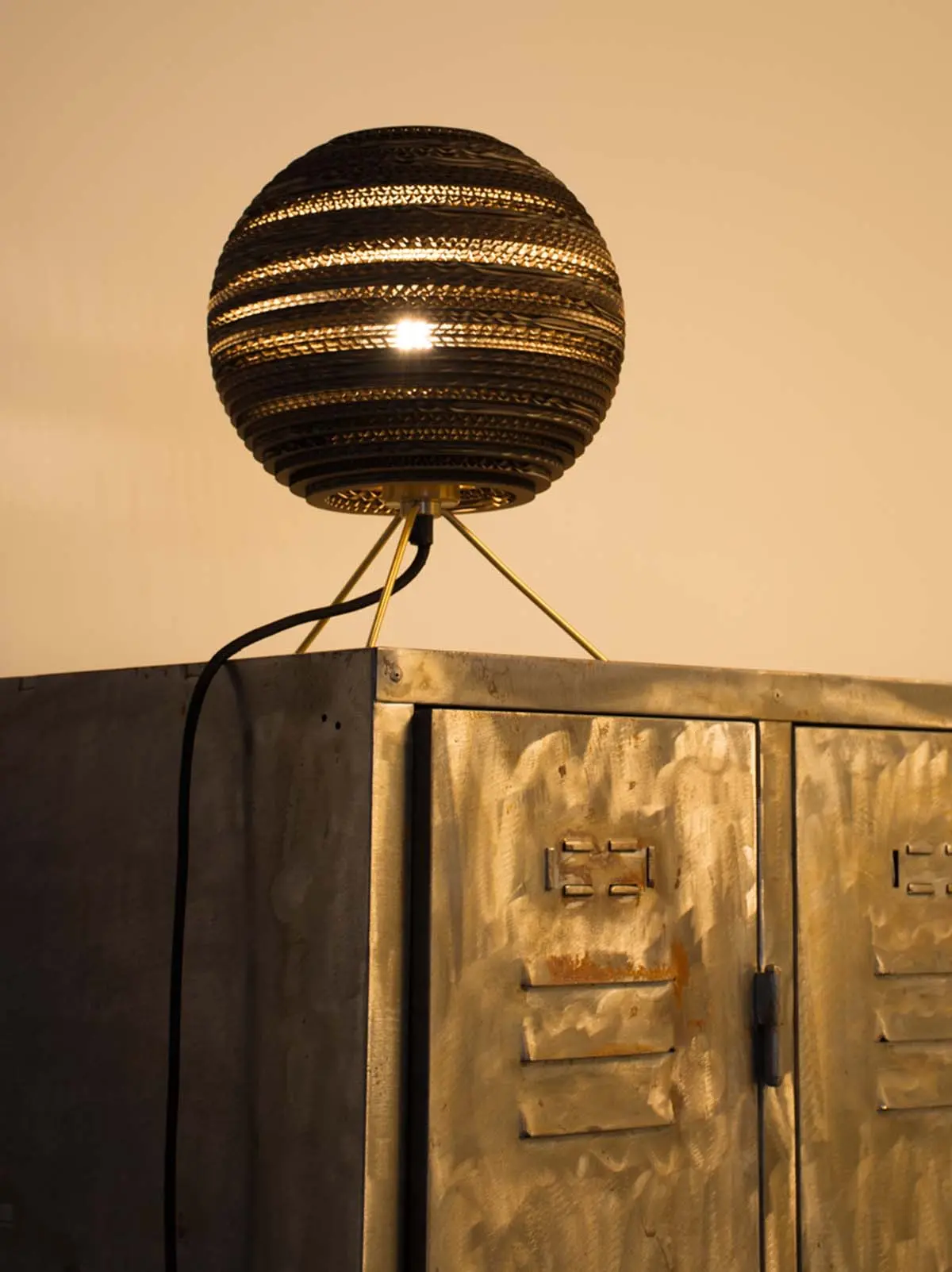 Lampenblog: Bettlampen X Mal Anders -- Papplampe moon Table Graypants Lampe aus Karton Leuchte nachhaltig