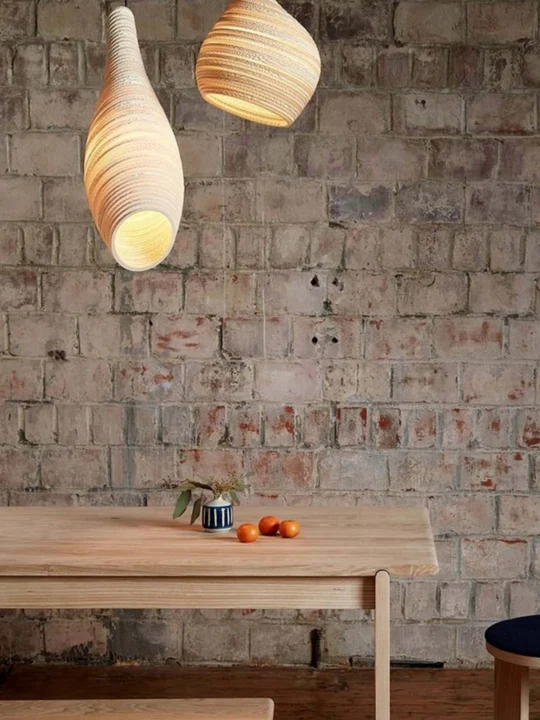 nachhaltige Designerleuchten über Tisch Graypants Nest und Hive Pappleuchten DesignOrt Onlineshop Lampen Berlin