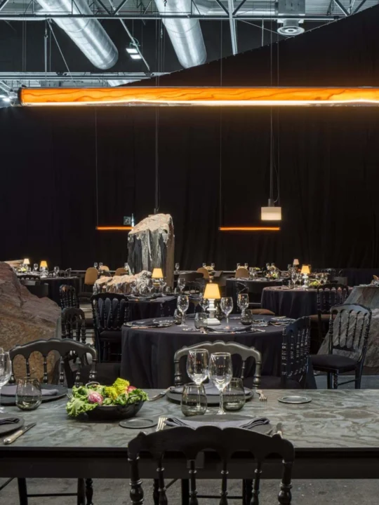 Estela LZF Lampe Furnoerholz Glas über Tisch Restaurant