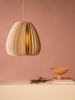nachhaltige Lampe aus Holz über Esstisch Schneid Volum