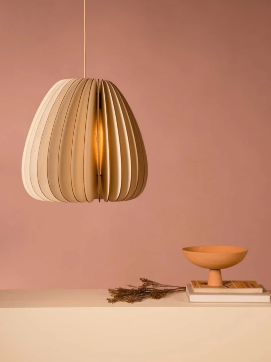 nachhaltige Lampe aus Holz über Esstisch Schneid Volum