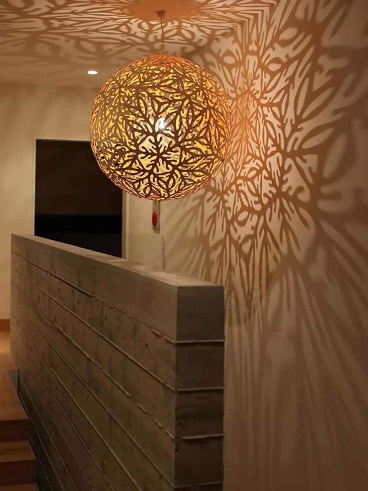 Sola Lampe im Flur David Trubridge Lampen online kaufen DesignOrt