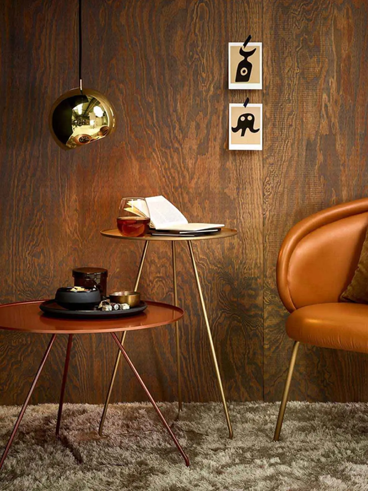 DesignOrt Lampenblog: Wohntrends 2023 NYTA Tilt Globe neben Sessel