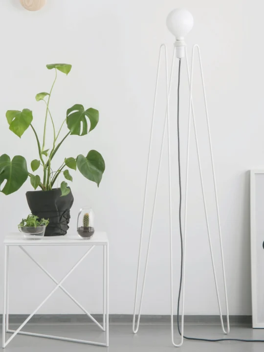 Dot Table in Weiß und Model Stehleuchte Stahl Grupa Products