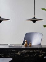 dänische Lampe Schwarz über Tisch Moja LOOM Design