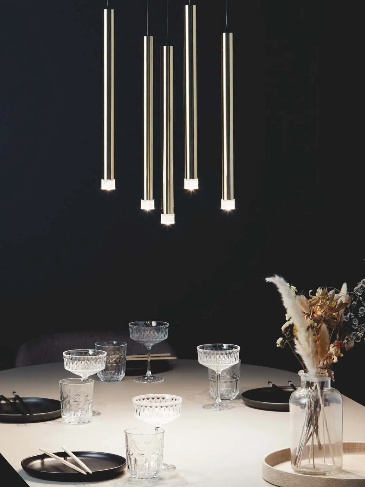 Lampenblog: Schmale LED Lampe Valkyrie Leuchte LOOM Design online kaufen DesignOrt