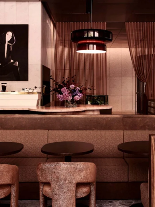 große Pendelleuchte von Marset Bohemia Beleuchtung Restaurant