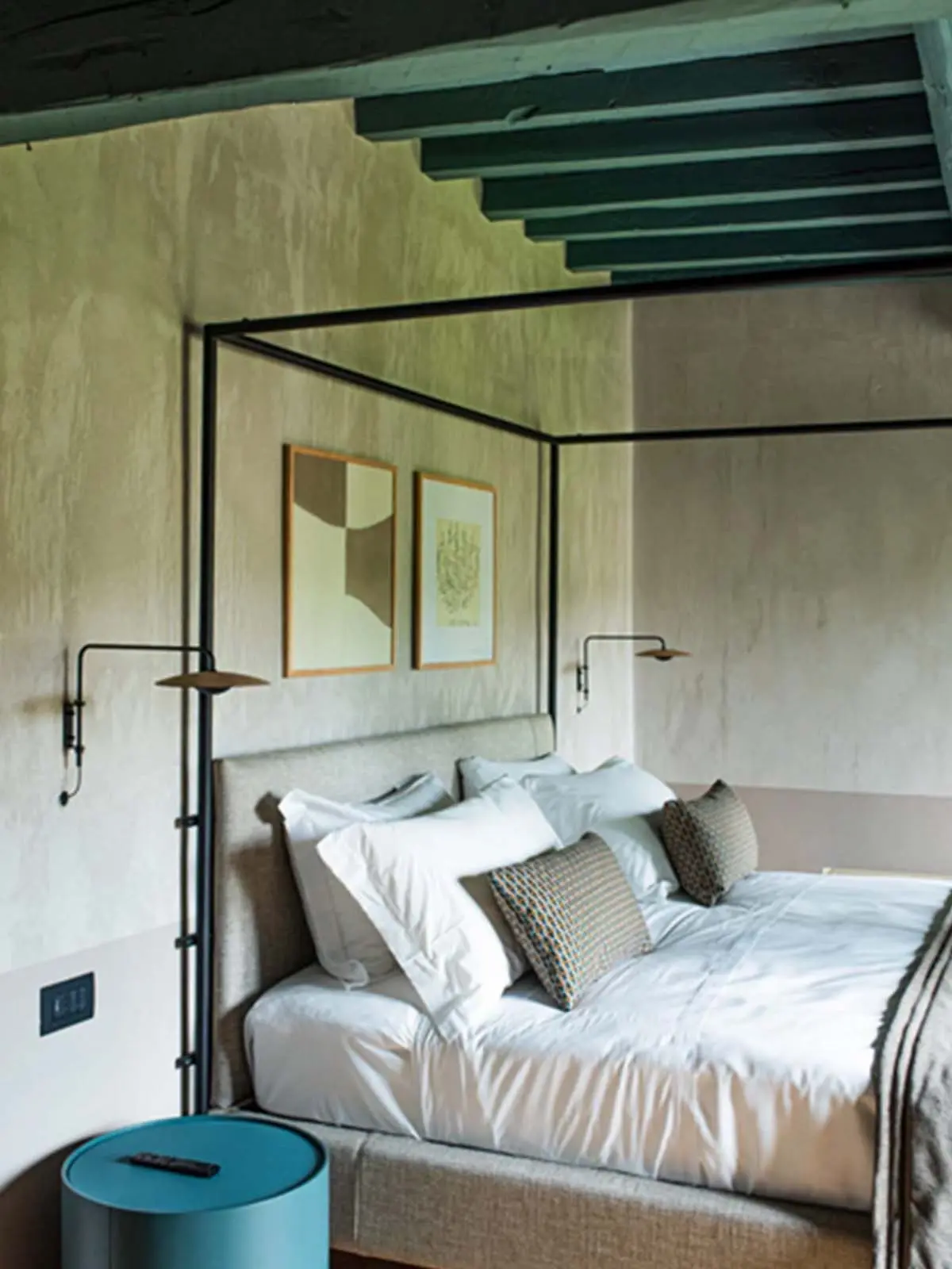 Mediterran Einrichten - Ginger Wandlampe mit Arm von Marset im Schlafzimmer Beleuchtung