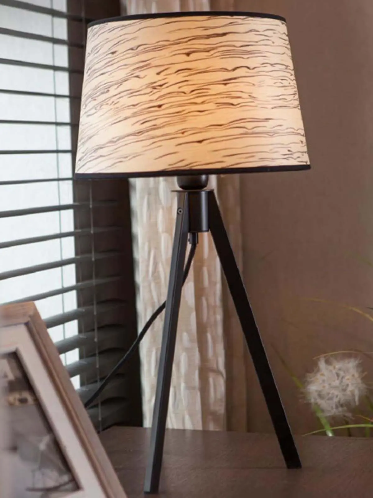 Lampen Blog: Tripod Tischlampe aus silbernem Birkenholz nachhaltige Beleuchtung