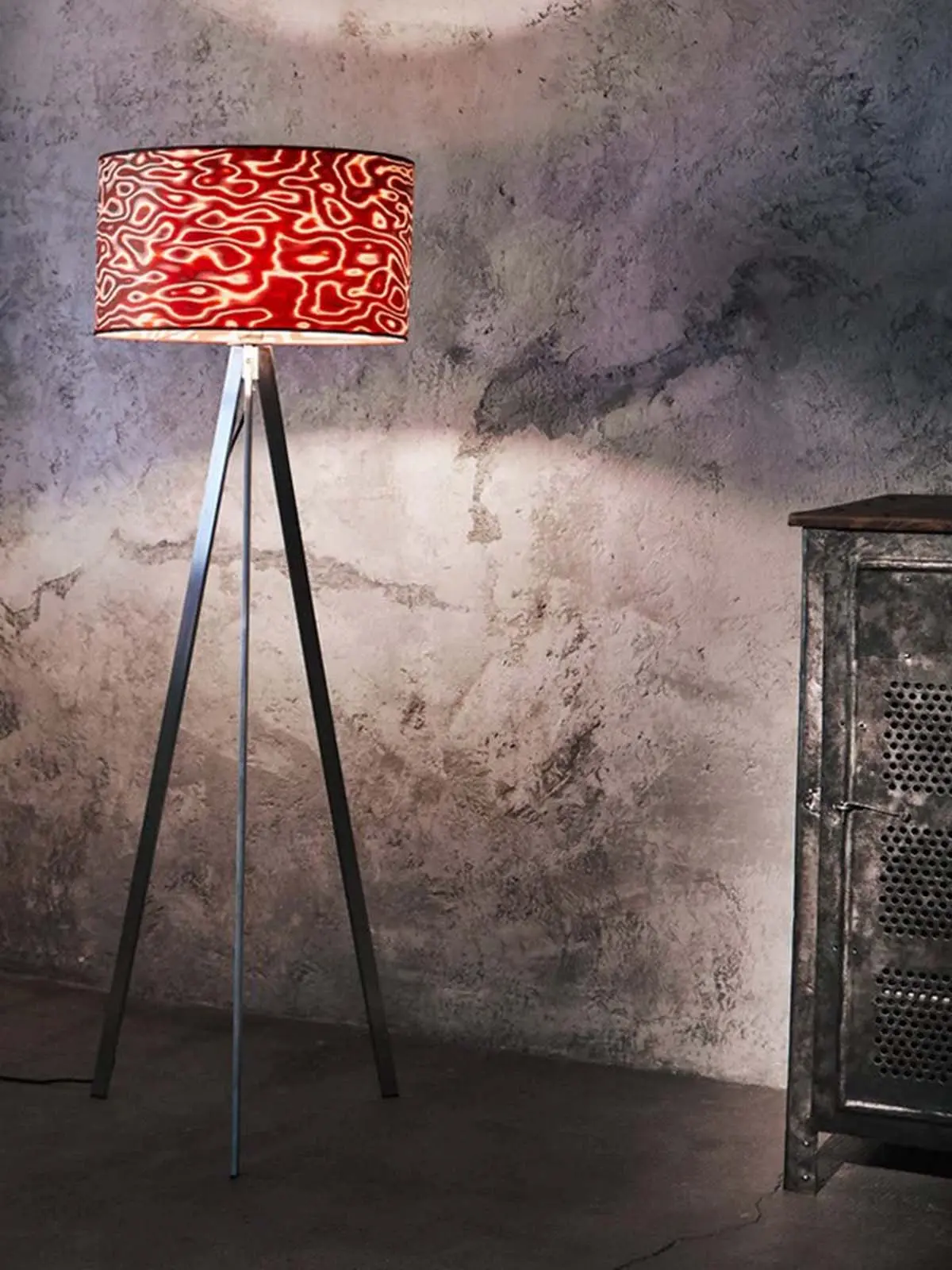 Furnierholzleuchten bei DeisgnOrt: LeuchtNatur Stehleuchte in Rosso Designerleuchte Tripod