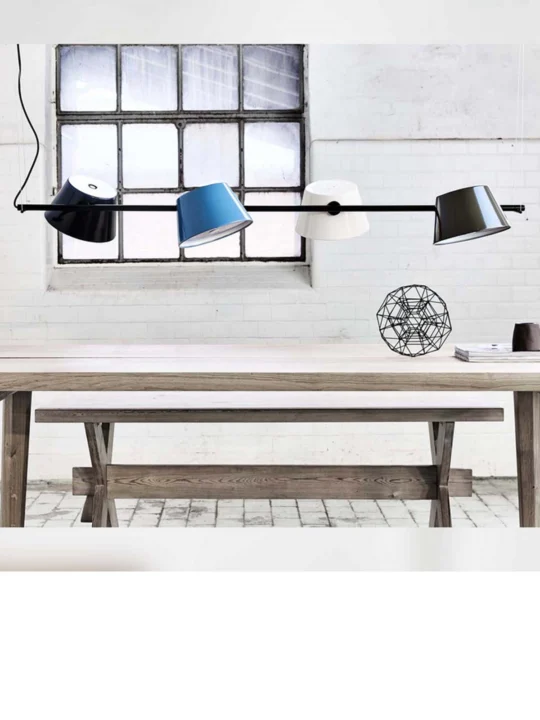 waagerechte Hängelampe mit 4 Lampenschirmen über TIsch Tam Tam 4 Marset