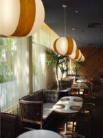 LZF Lamps Carambola Hängelampe Holz im Restaurant