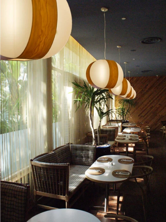 LZF Lamps Carambola Hängelampe Holz im Restaurant